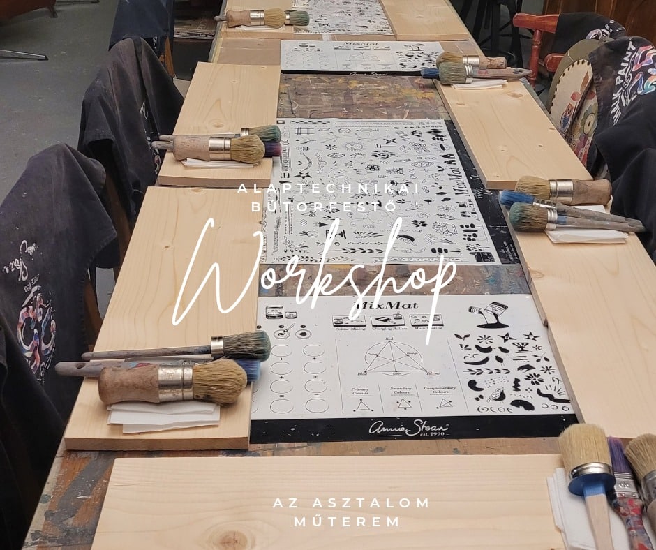 Annie Sloan bútorfestő workshop előkészített mintadeszkákkal és festőecsetekkel